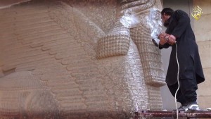 miembro-ISIS-destruye-estatua-Ninive_EDIIMA20150226_0485_5